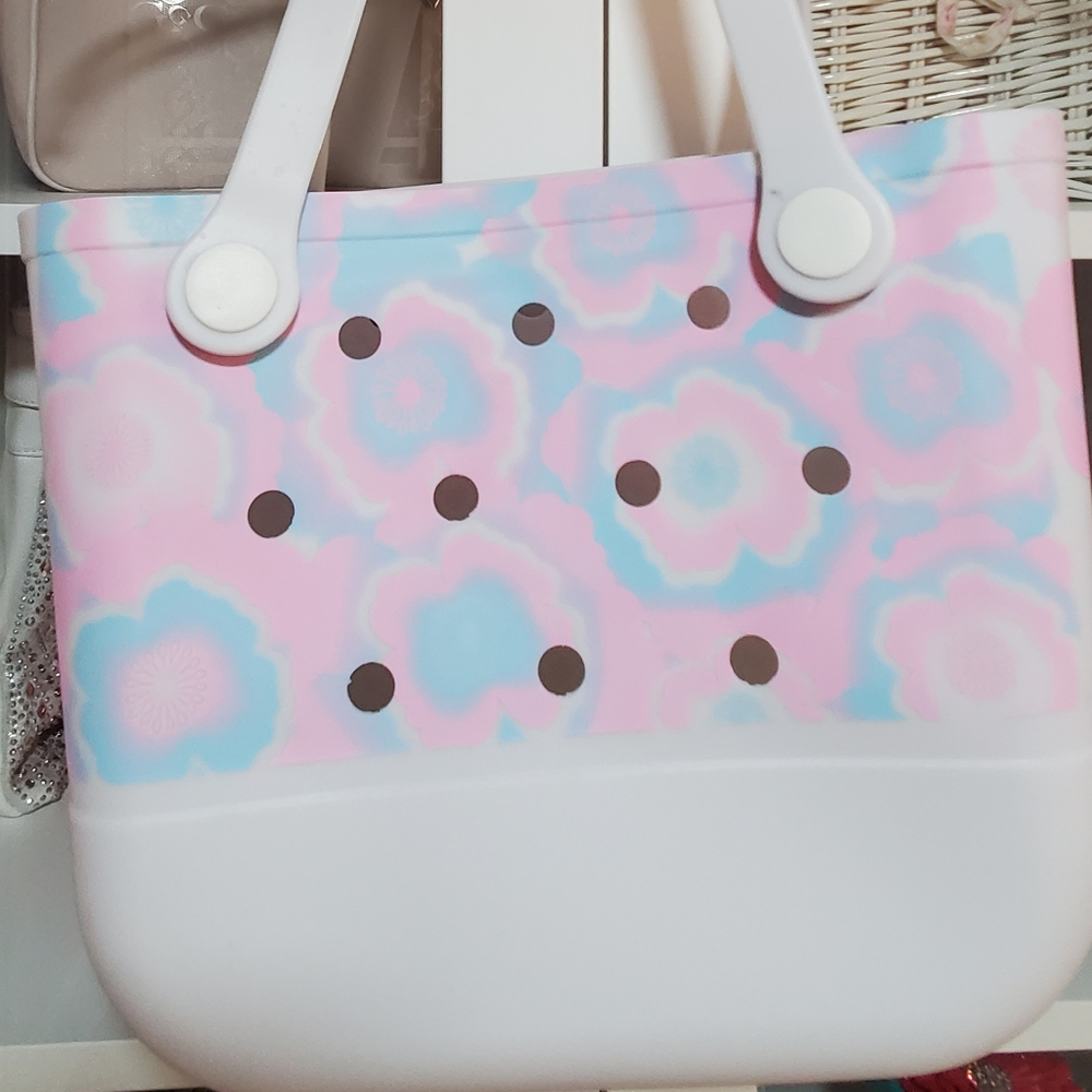 RUBBER WATERPROOF BEACH TOTE BAG. PINK AND WHITE. LIKE NEW.